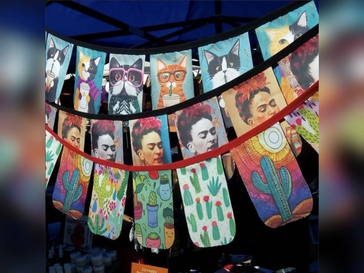 Banderines de tela con gatos, Frida y cactus