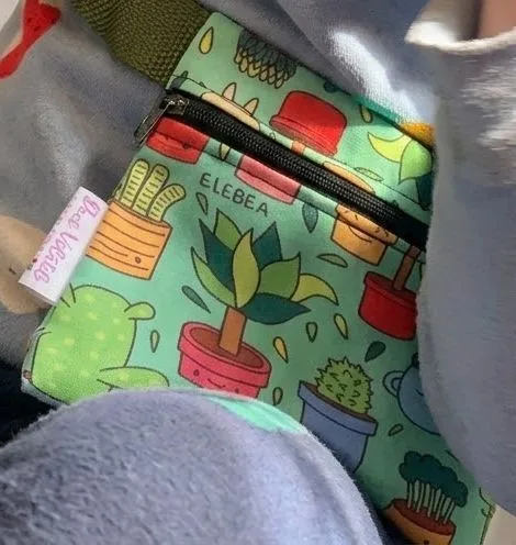 Riñonera sublimada con diseño de plantitas, hecha por Luis